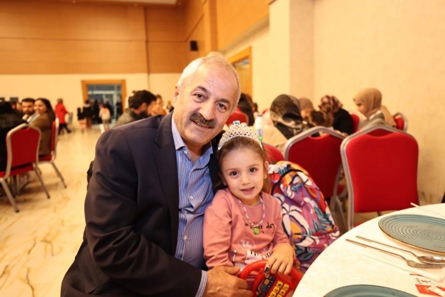 Kaymakam Özyiğit ve Başkan Büyükgöz  Depremzedeleri İftarda Ağırladı 