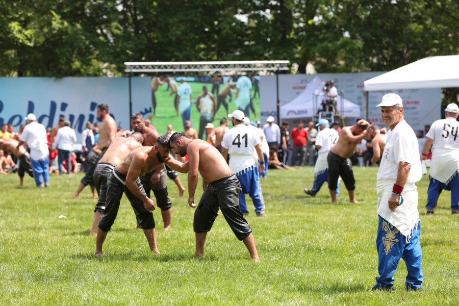 Tarihi Hünkar Çayırı Yağlı Güreşlerinde  Altın Kemer Ali Gürbüz’ün