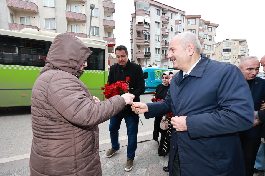 Başkan Adayı Büyükgöz’den Gebzelilere Çiçek Takdimi 