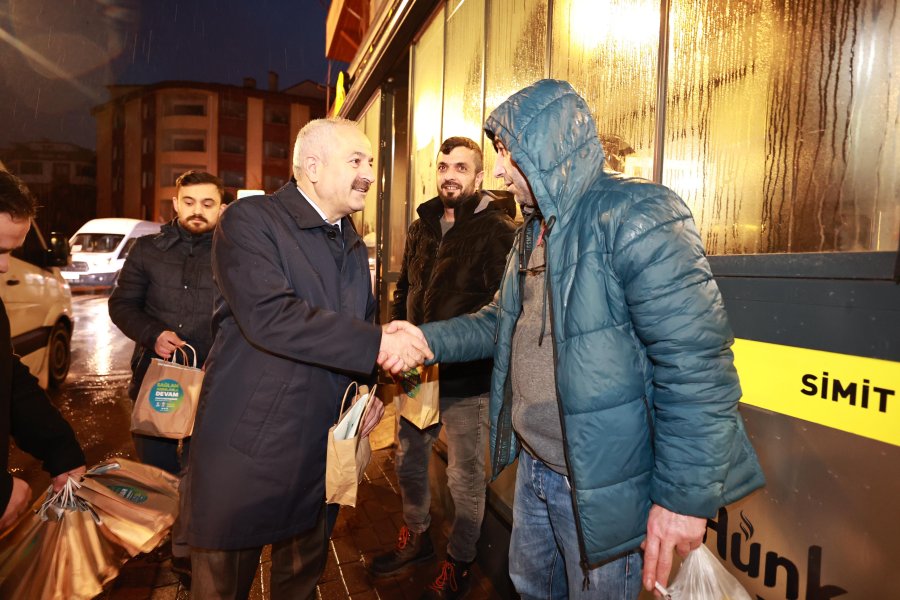 Cumhur İttifakı Adayı Büyükgöz’den İşe Giden Vatandaşlara İkram