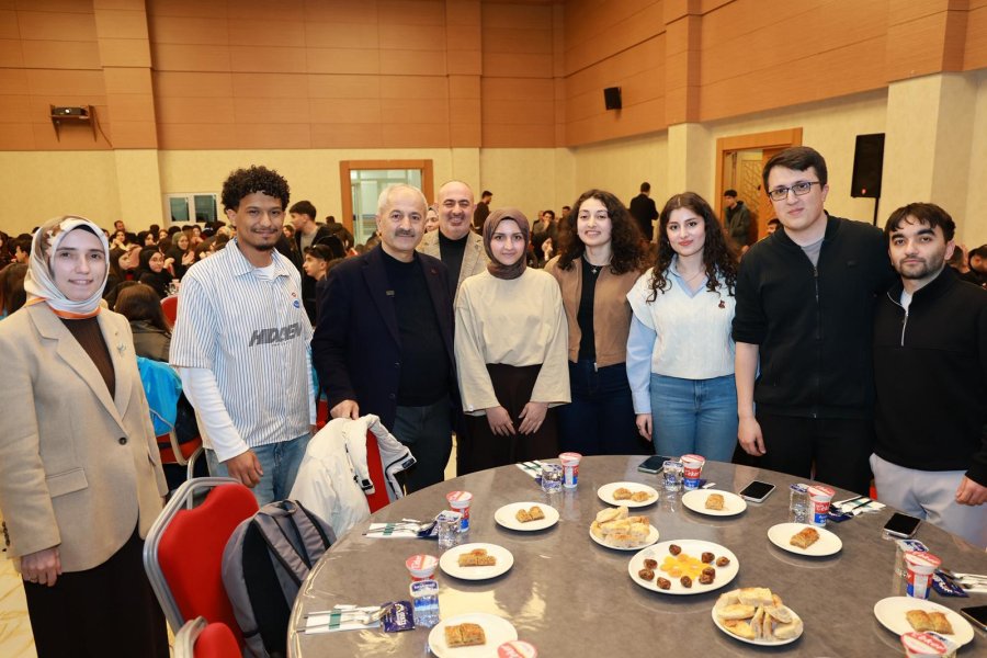 BAŞKAN BÜYÜKGÖZ, İFTAR SOFRASINDA GENÇLERLE BİR ARAYA GELDİ