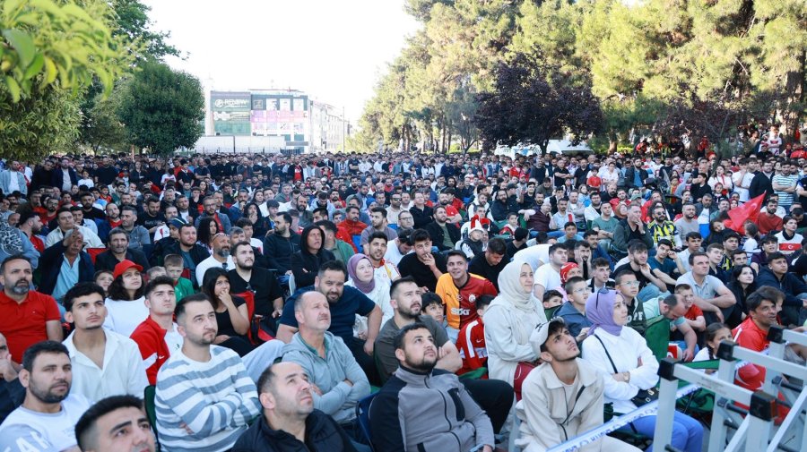 Bizim Çocuklar’ın Maçı Kent Meydanı’nda İzlendi