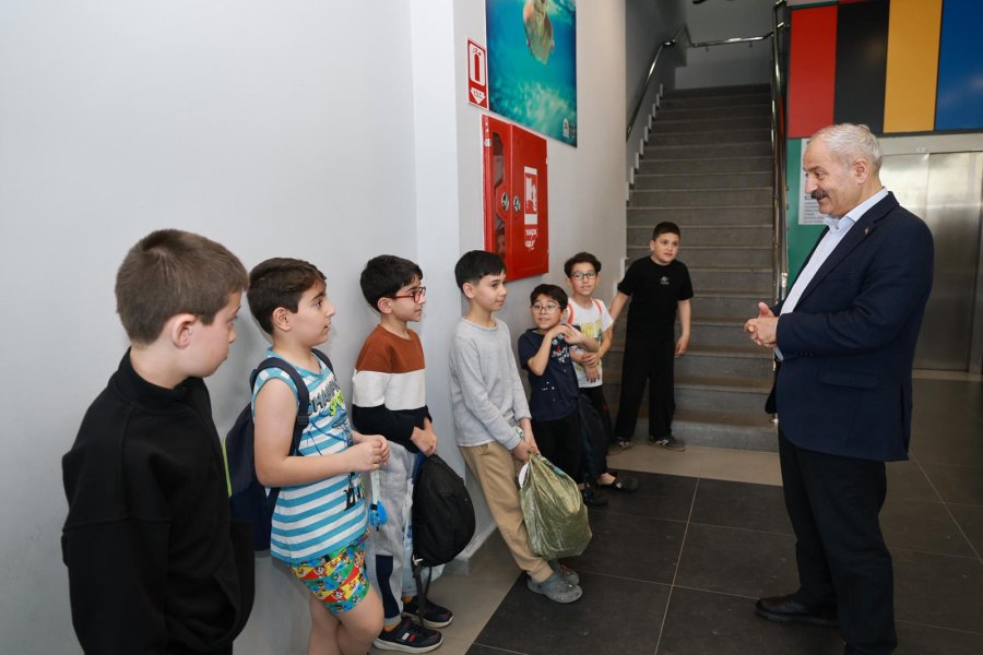 Başkan Büyükgöz Minik Yüzücülerle Bir Araya Geldi