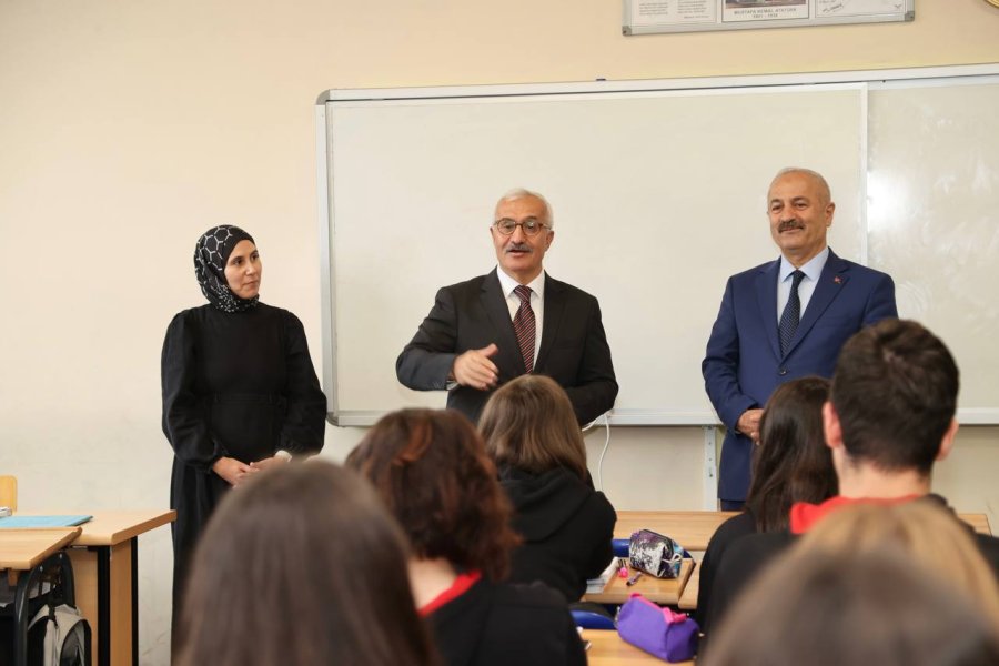 Kaymakam Özyiğit ve Başkan Büyükgöz Bayrak Töreninde