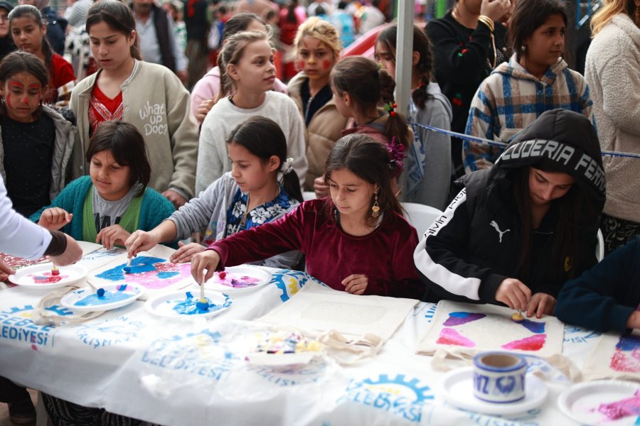 Gebze Belediyesi’nden Romanlar Günü Programı: Aynı Bağın Gülüyüz Biz