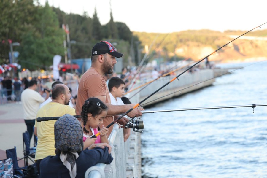 Baba-Çocuk Balık Tutma Keyfi Eskihisar’da Gerçekleşti