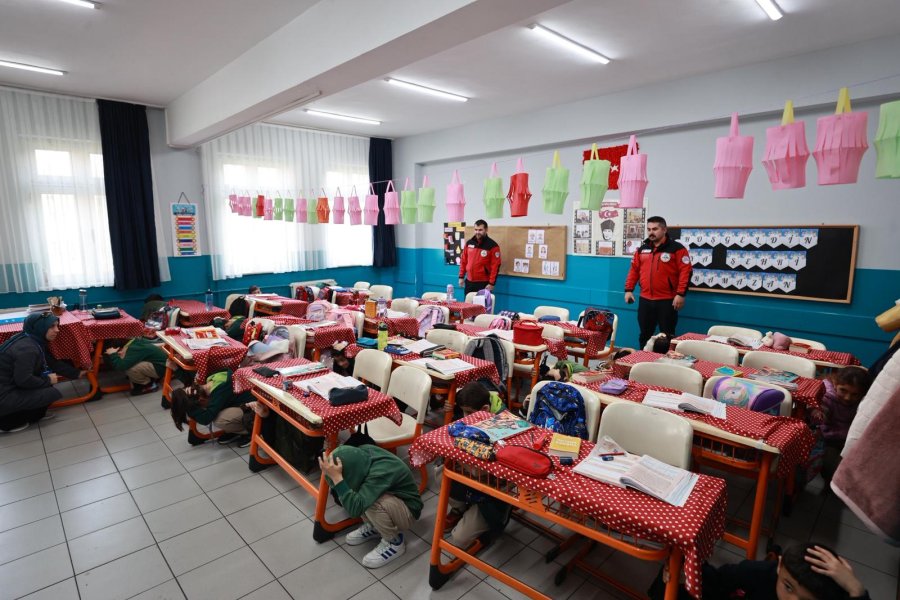 GEAK’tan İlkokul Öğrencilerine Deprem Tatbikatı