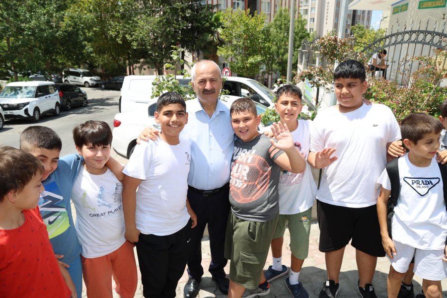 Başkanlar Cuma Namazı Sonrası Vatandaşa Aşure Dağıttı