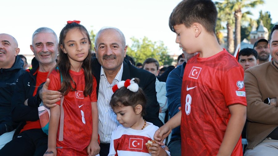 Bizim Çocuklar’ın Maçı Kent Meydanı’nda İzlendi