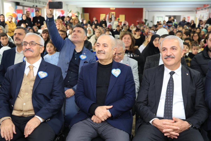 Başkan Büyükgöz ve Protokol  Özel Çocukların Yanında