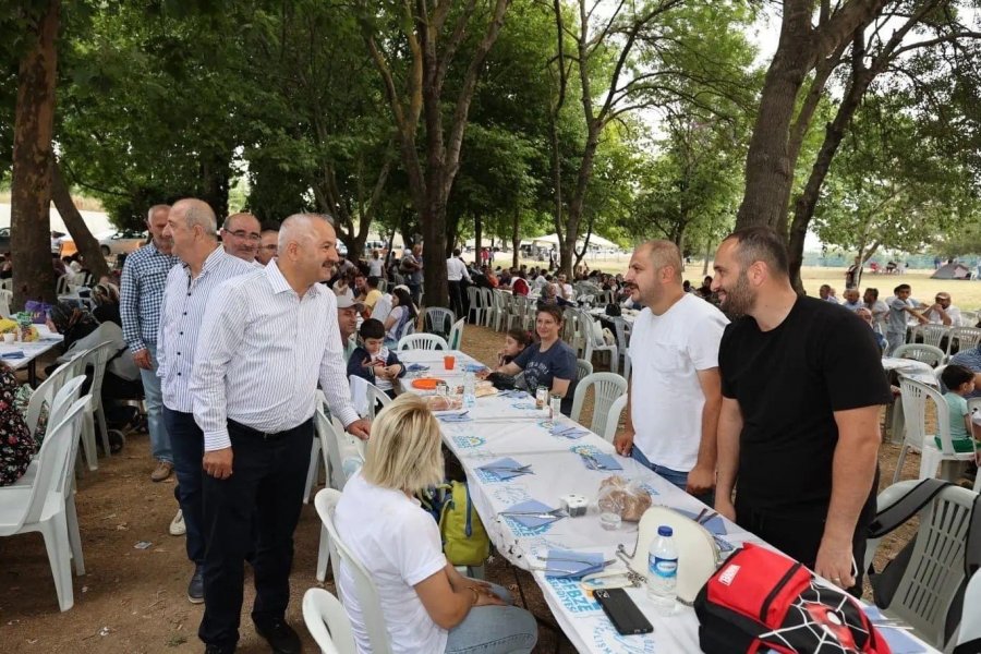 Başkan Büyükgöz mesai arkadaşlarını piknikte ağırladı