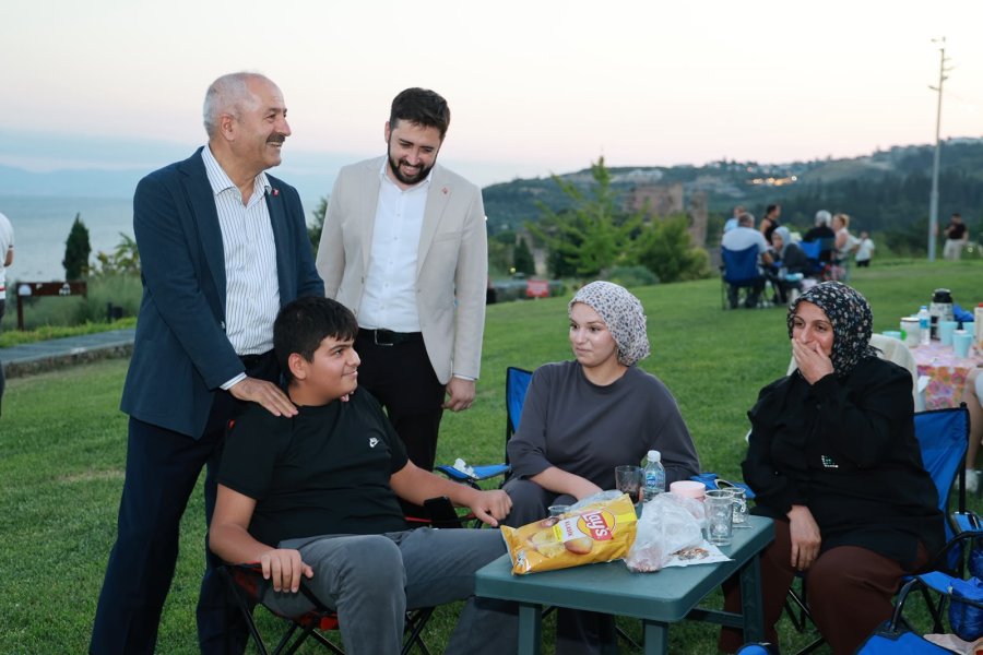 Başkan Büyükgöz, Eskihisar Millet Bahçesi ve Botanik Parkı'nda Vatandaşlarla Bir Araya Geldi