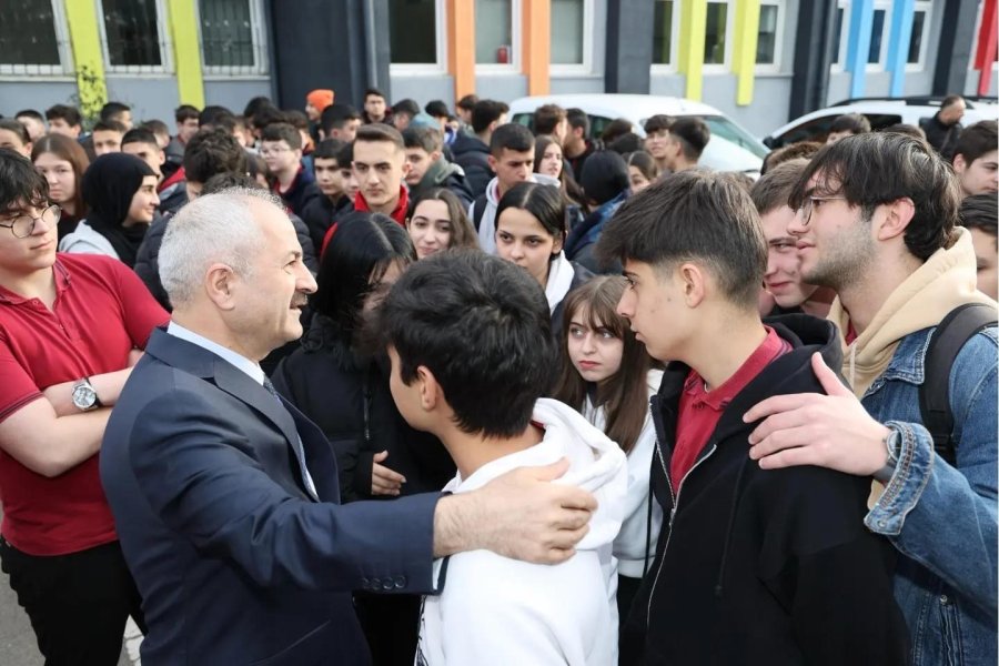 Kaymakam Özyiğit ve Başkan Büyükgöz  Pagev Meslek Lisesi Bayrak Töreninde