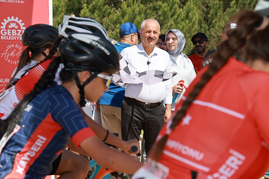 Başkan Büyükgöz, 4. Uluslararası Dağ Bisikleti Kupası'nın Startını Verdi
