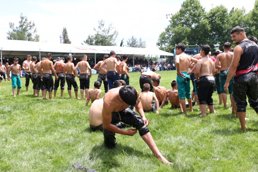 Tarihi Hünkar Çayırı Yağlı Güreşlerinde  Altın Kemer Ali Gürbüz’ün