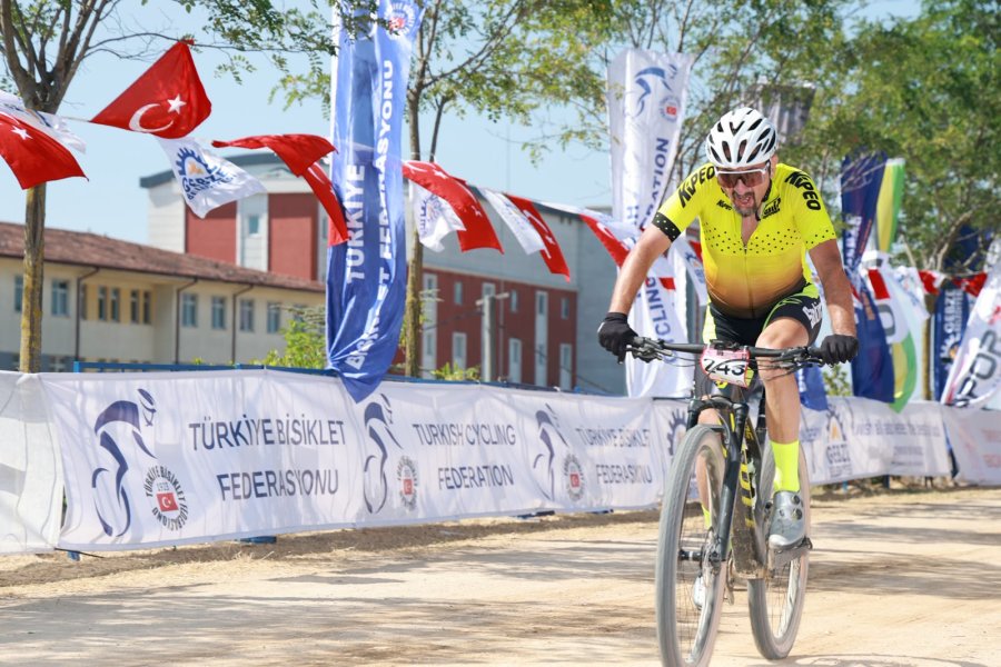 Başkan Büyükgöz, 4. Uluslararası Dağ Bisikleti Kupası'nın Startını Verdi