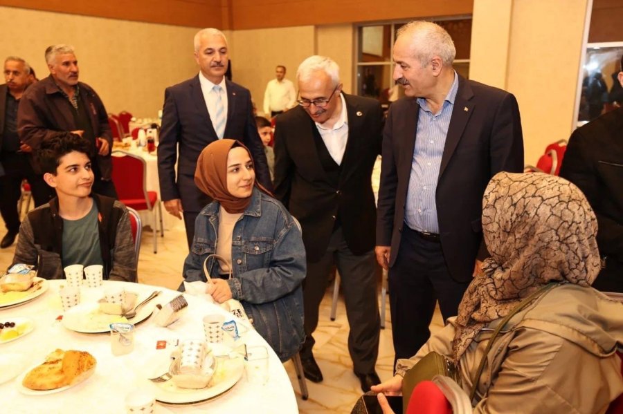 Kaymakam Özyiğit ve Başkan Büyükgöz  Depremzedeleri İftarda Ağırladı 