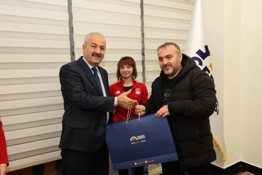 Başkan Büyükgöz Şampiyon Sporcuları Ödüllendirdi