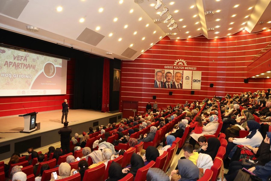 Sadık Yalsızuçanlar, Gebze Okur’da Okurlarıyla Buluştu   