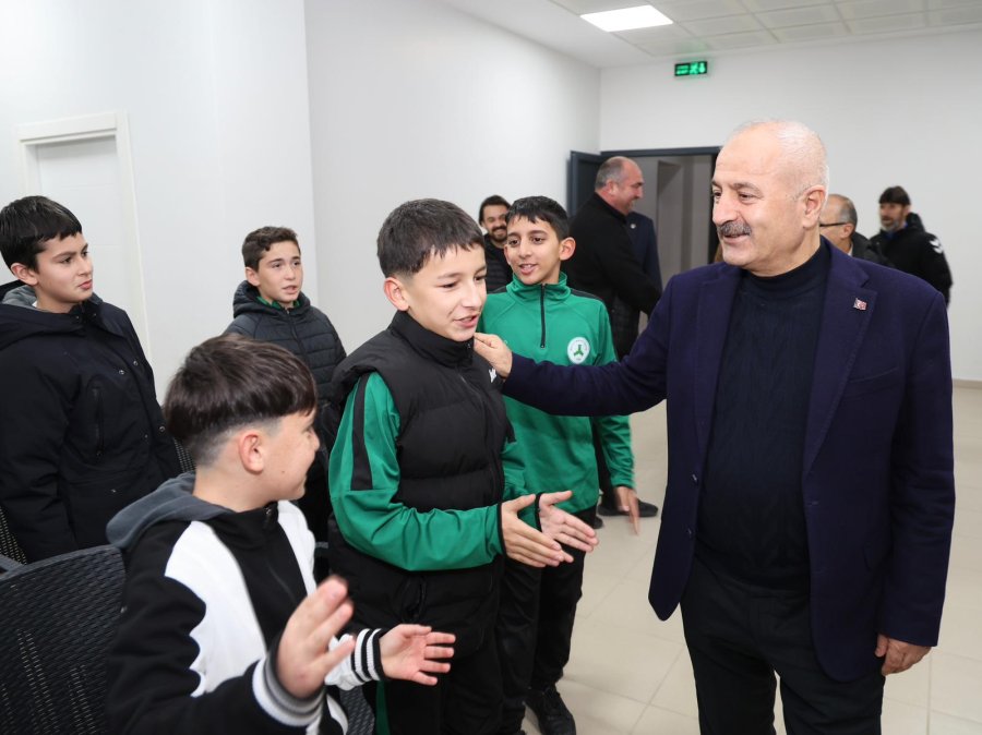 Başkan Büyükgöz Beylikbağısporun Genç Futbolcularıyla Buluştu