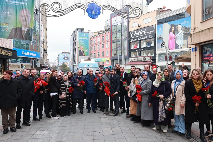 Başkan Adayı Büyükgöz’den Gebzelilere Çiçek Takdimi 