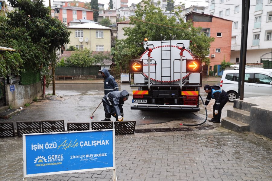 Gebze Belediyesi Ekiplerinden Sağanak Mesaisi