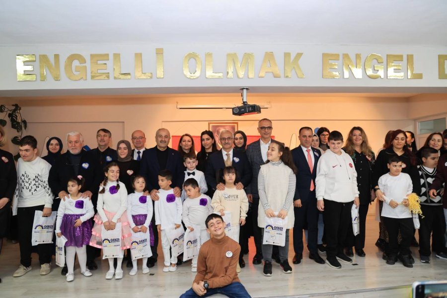 Başkan Büyükgöz ve Protokol  Özel Çocukların Yanında