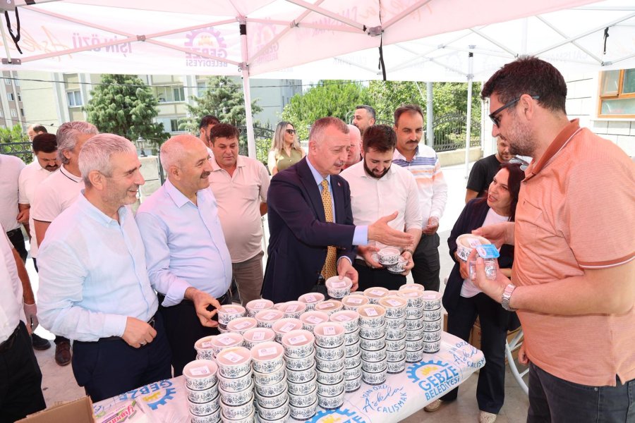 Başkanlar Cuma Namazı Sonrası Vatandaşa Aşure Dağıttı