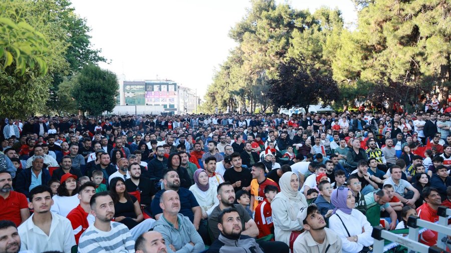 Bizim Çocuklar’ın Maçı Kent Meydanı’nda İzlendi