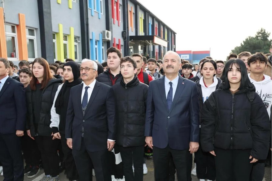 Kaymakam Özyiğit ve Başkan Büyükgöz  Pagev Meslek Lisesi Bayrak Töreninde