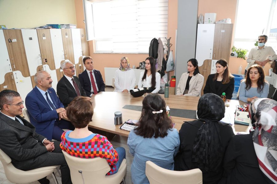 Kaymakam Özyiğit ve Başkan Büyükgöz Bayrak Töreninde