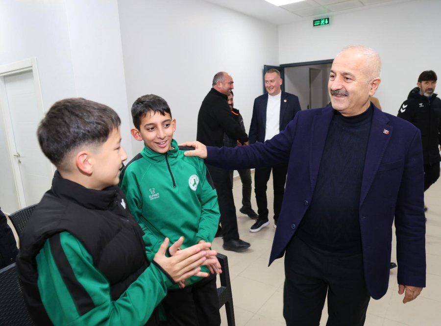 Başkan Büyükgöz Beylikbağısporun Genç Futbolcularıyla Buluştu