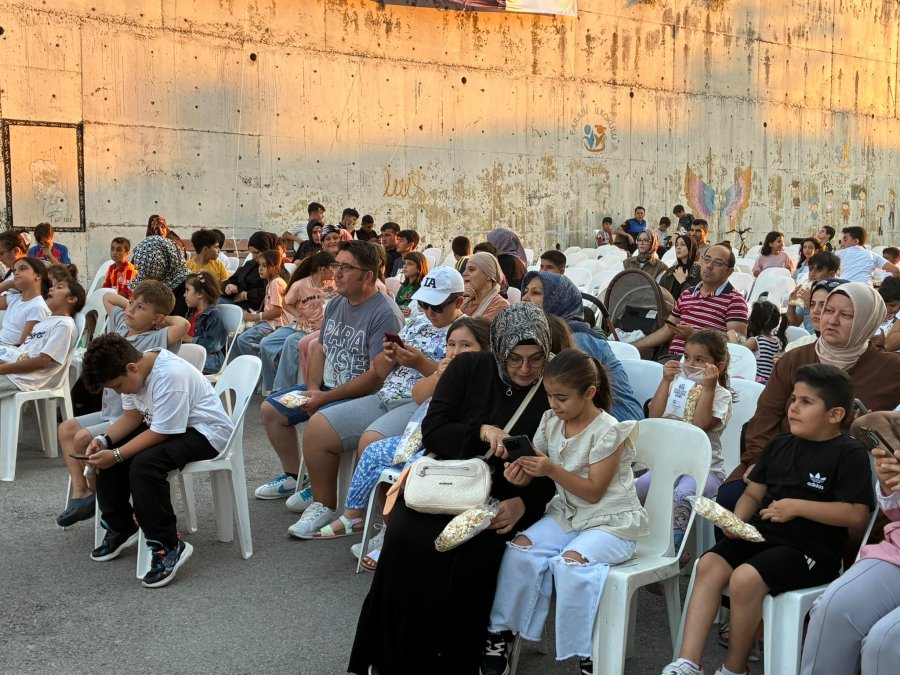 Mahallemde Sinema Var Tam Gaz Devam Ediyor