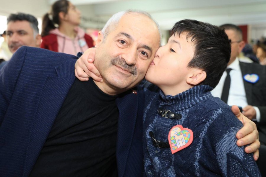 Başkan Büyükgöz ve Protokol  Özel Çocukların Yanında