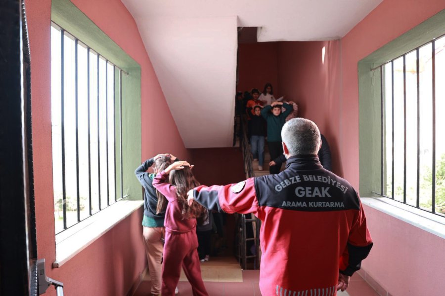 GEAK’tan İlkokul Öğrencilerine Deprem Tatbikatı