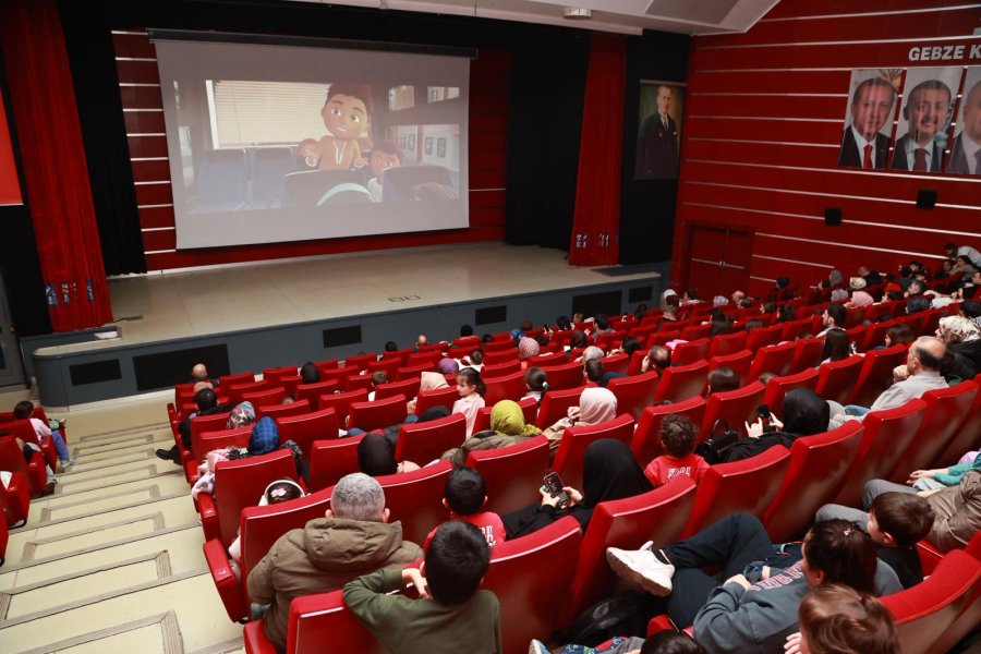 Başkan Büyükgöz’den Minik Sinemaseverlere Sürpriz