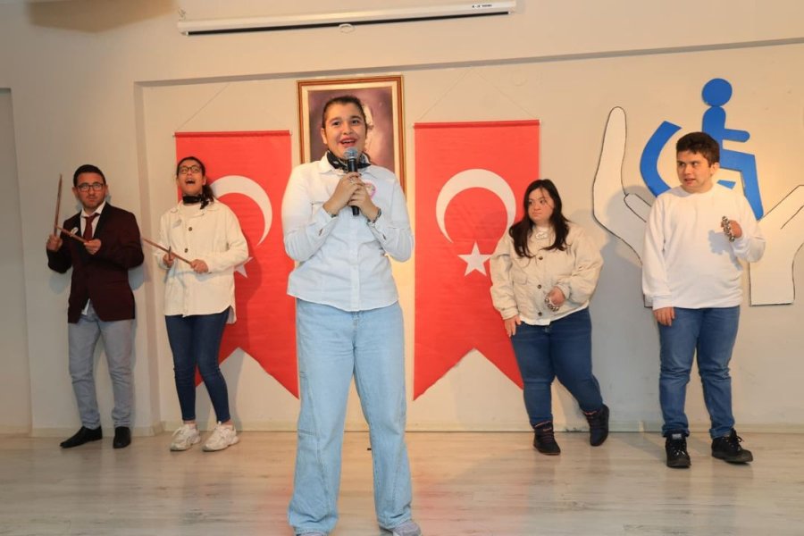 Başkan Büyükgöz ve Protokol  Özel Çocukların Yanında