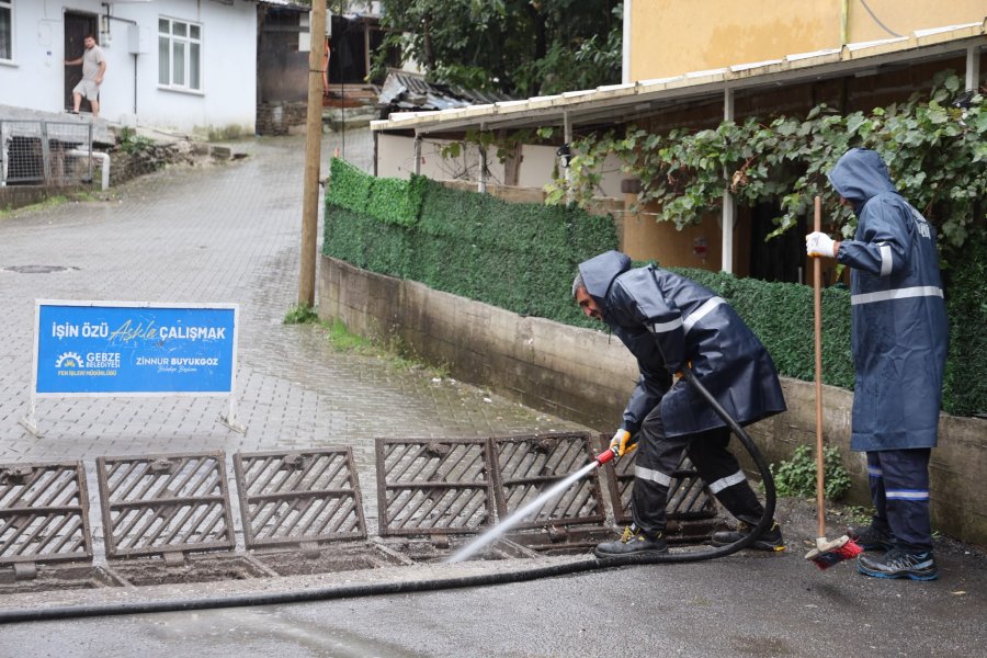 Gebze Belediyesi Ekiplerinden Sağanak Mesaisi