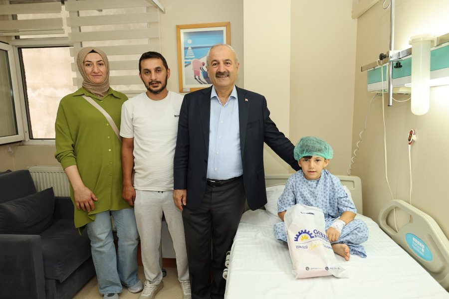 Başkan Büyükgöz’den çocuklara moral hediyesi