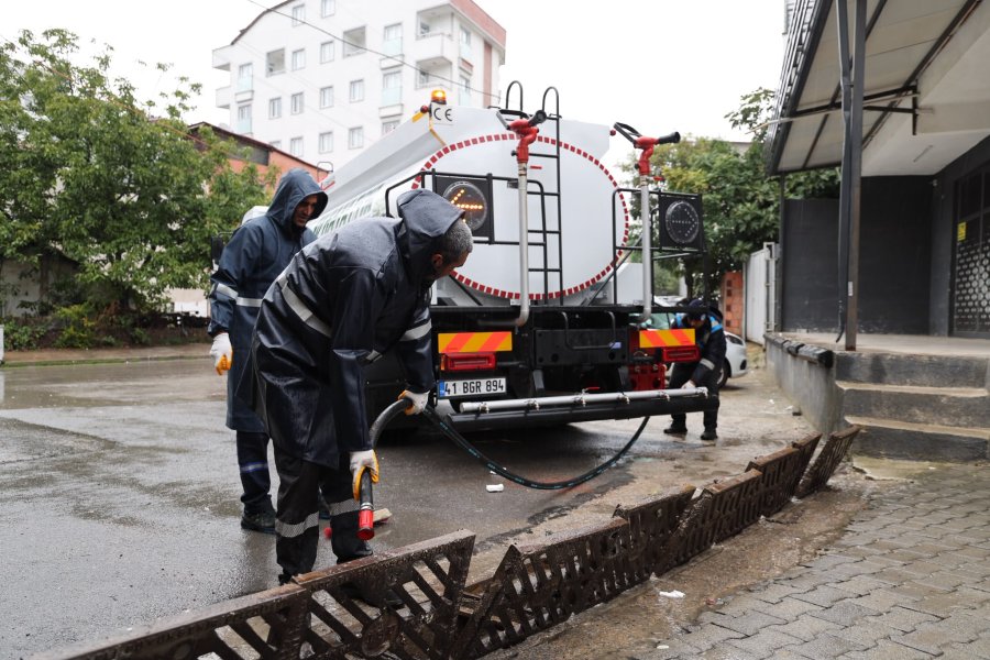 Gebze Belediyesi Ekiplerinden Sağanak Mesaisi