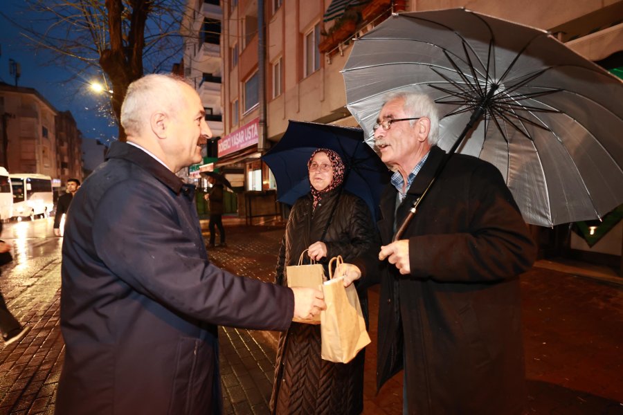 Cumhur İttifakı Adayı Büyükgöz’den İşe Giden Vatandaşlara İkram