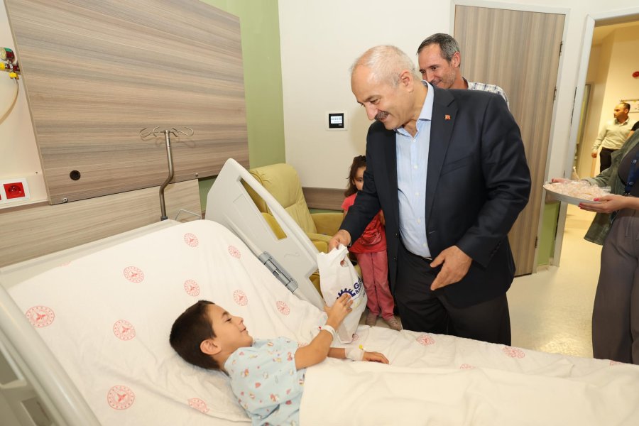 Başkan Büyükgöz’den çocuklara moral hediyesi