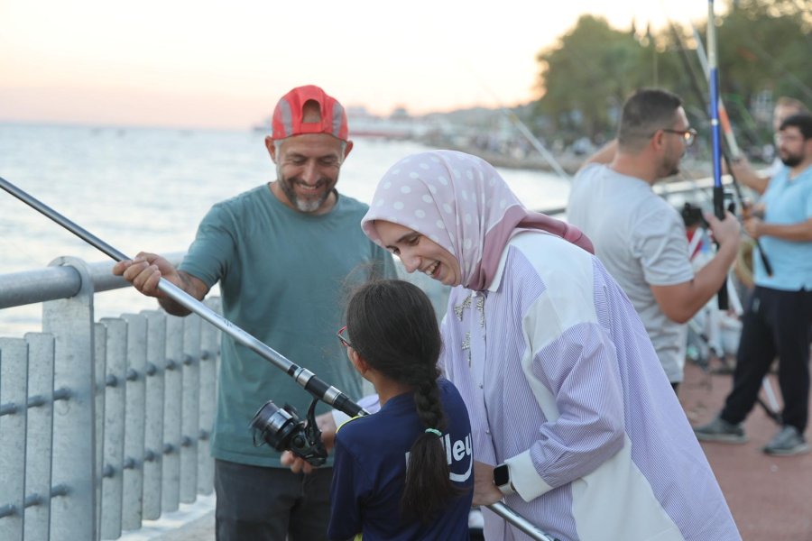 Baba-Çocuk Balık Tutma Keyfi Eskihisar’da Gerçekleşti