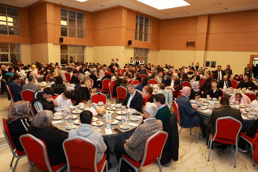 Gebze’de Mevsim Ramazan Kapsamında Yetim ve Öksüz Çocuklara İftar 