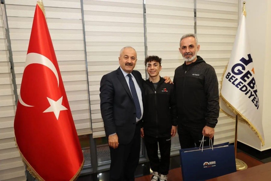 Başkan Büyükgöz Şampiyon Sporcuları Ödüllendirdi