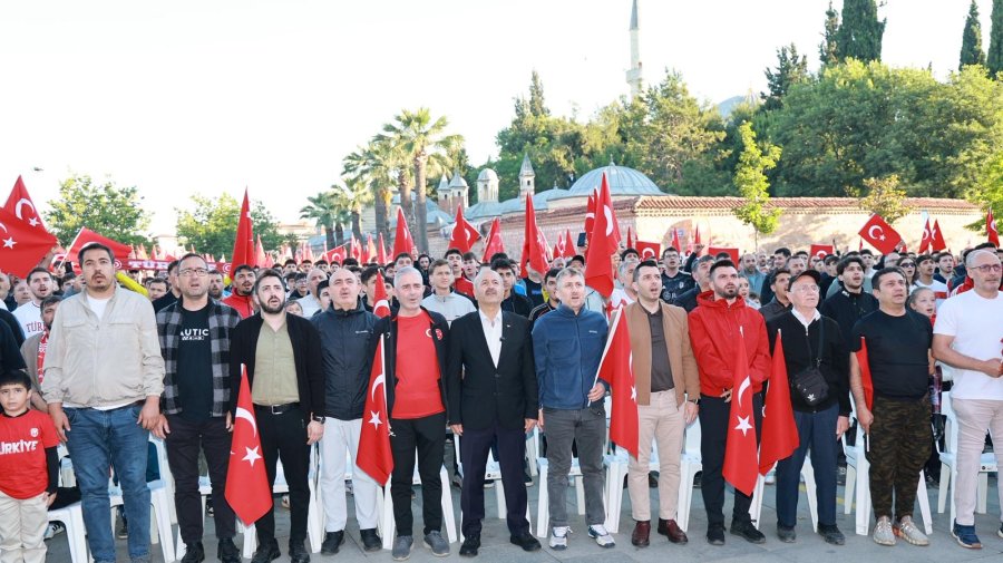 Bizim Çocuklar’ın Maçı Kent Meydanı’nda İzlendi