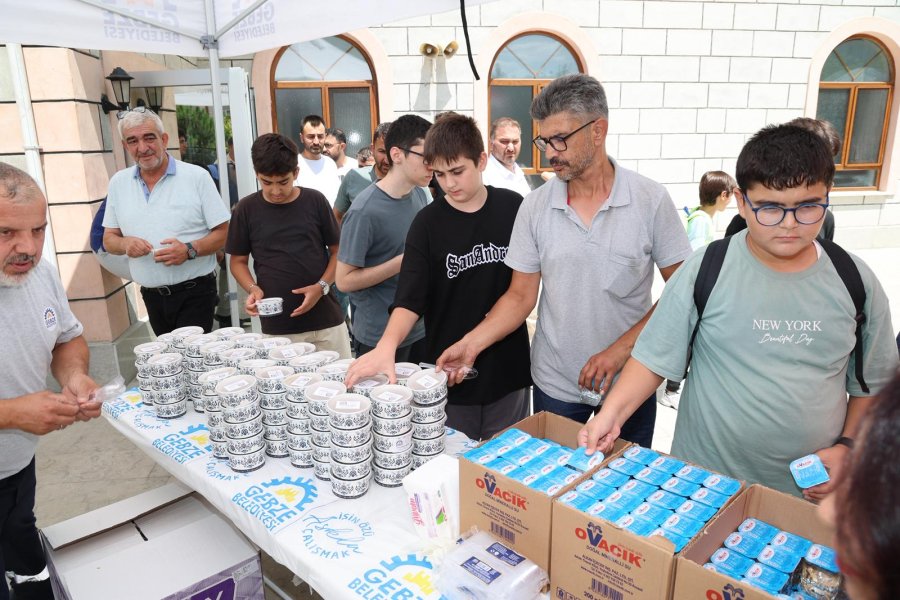 Başkanlar Cuma Namazı Sonrası Vatandaşa Aşure Dağıttı