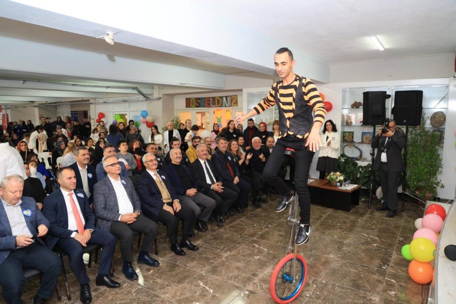 Başkan Büyükgöz ve Protokol  Özel Çocukların Yanında