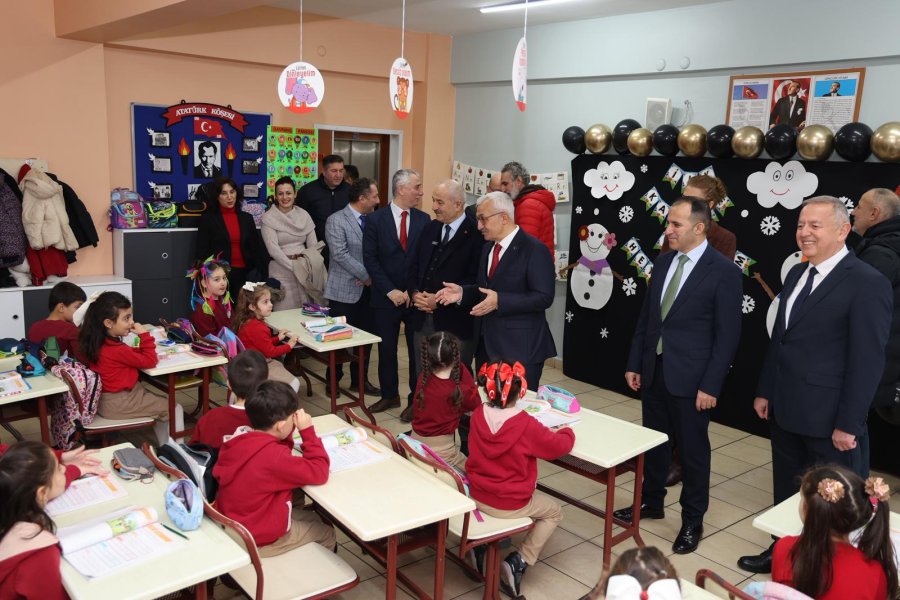 Sultan Ayhan İlkokulu’nda Yarıyıl Karneleri Dağıtıldı