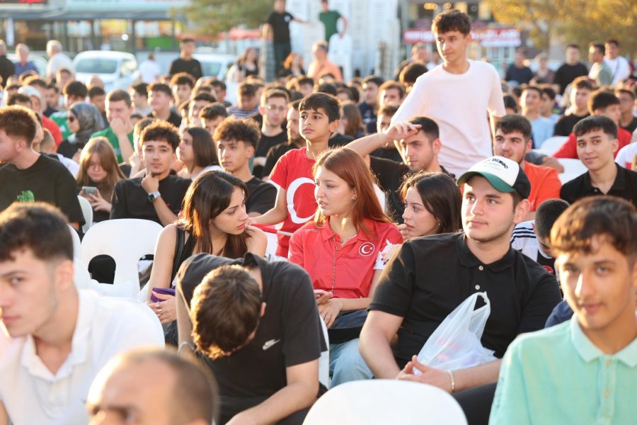 Gebze Kent Meydanı’nda Milli Maç Coşkusu